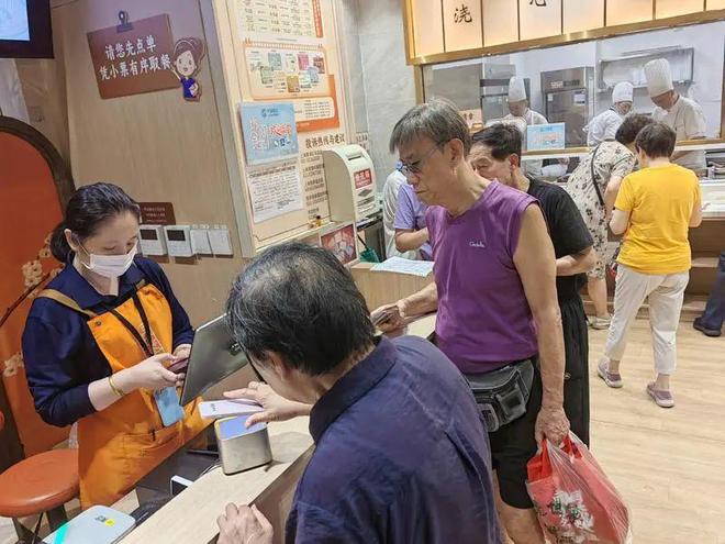 地旁就能吃到社区价高峰期一座难求老人还有专属优惠！凯发k8国际厅登录沪上知名女主