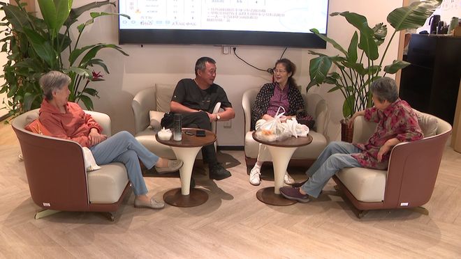 地旁就能吃到社区价高峰期一座难求老人还有专属优惠！凯发k8国际厅登录沪上知名女主持也去排队了？新天(图15)
