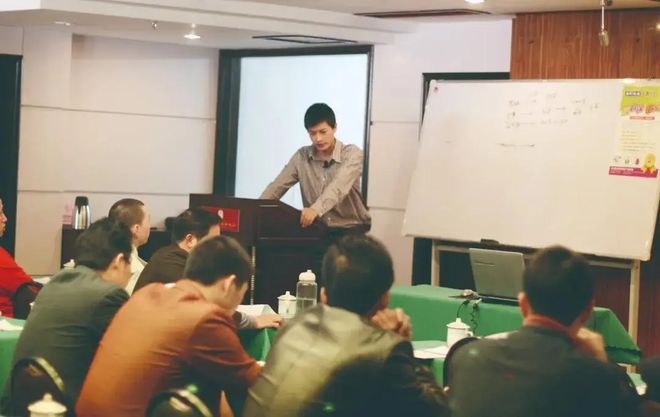 榜后他蹬三轮卖锅干到全球第一k8凯发国际登录高考2次落(图6)