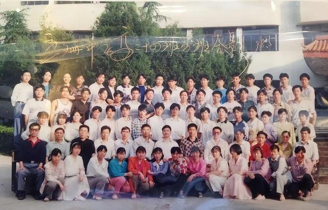 榜后他蹬三轮卖锅干到全球第一k8凯发国际登录高考2次落(图5)