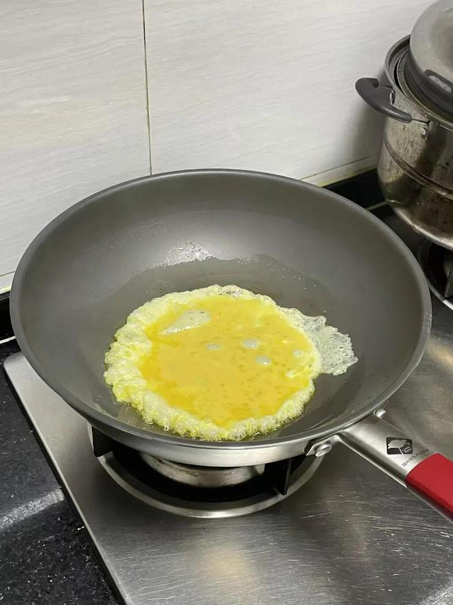 榜后他蹬三轮卖锅干到全球第一k8凯发国际登录高考2次落(图4)