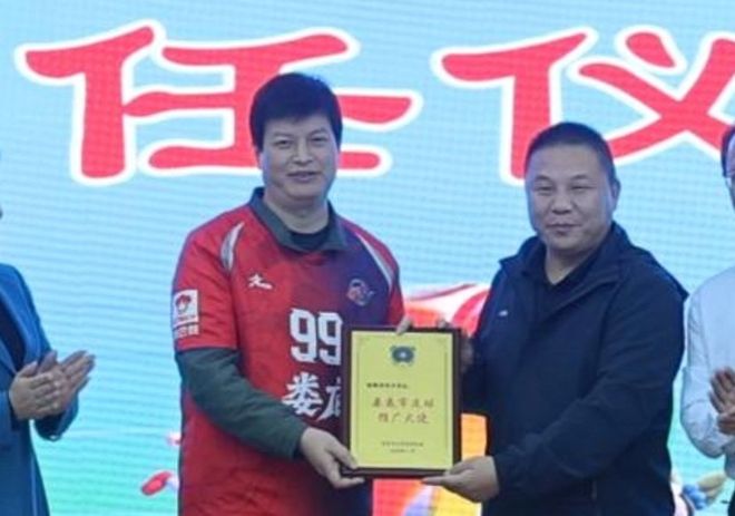 榜后他蹬三轮卖锅干到全球第一k8凯发国际登录高考2次落(图3)