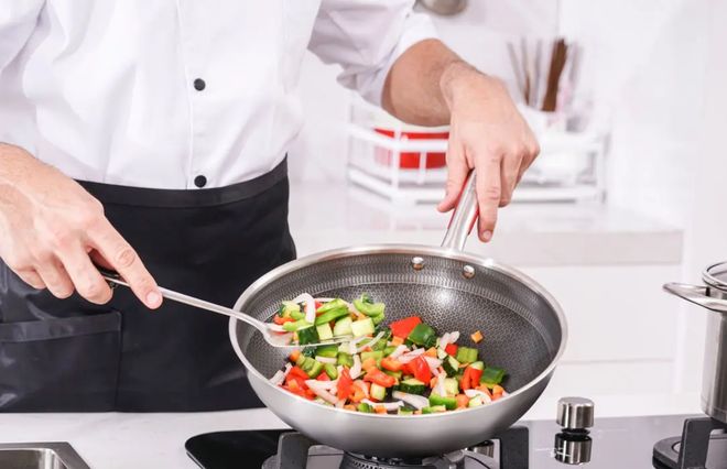 榜后他蹬三轮卖锅干到全球第一k8凯发国际登录高考2次落(图9)